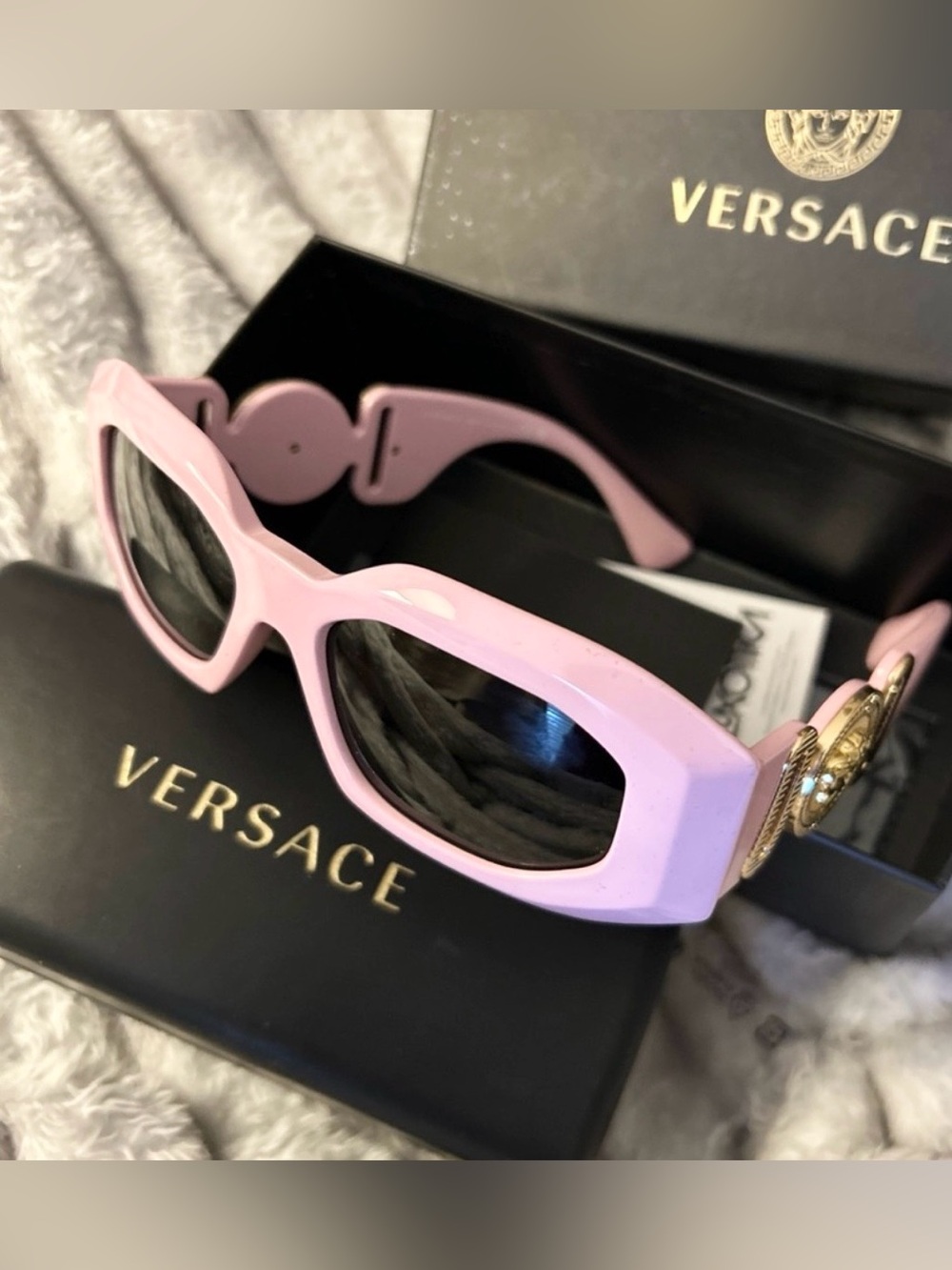 Versace Authentic Maxi Medusa
Biggie Pink and Gold unisex sunglasses VE4425u